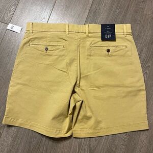 GAP Men's Yellow Flat Front Shorts. new with Tags.